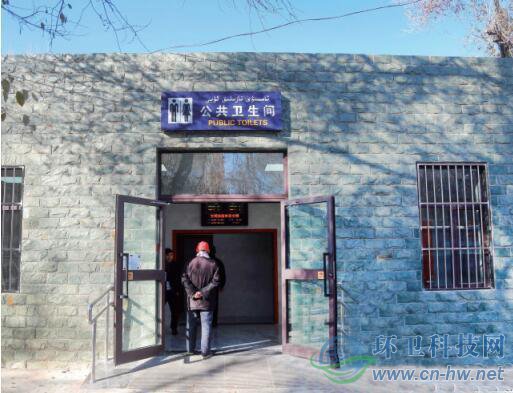 11月6日，南公園門口北側(cè)，改造好的公廁外景。記者喻義昌攝