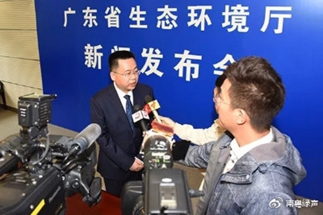 ▲省生態(tài)環(huán)境廳黨組成員、副廳長陳金鑾接受記者采訪
